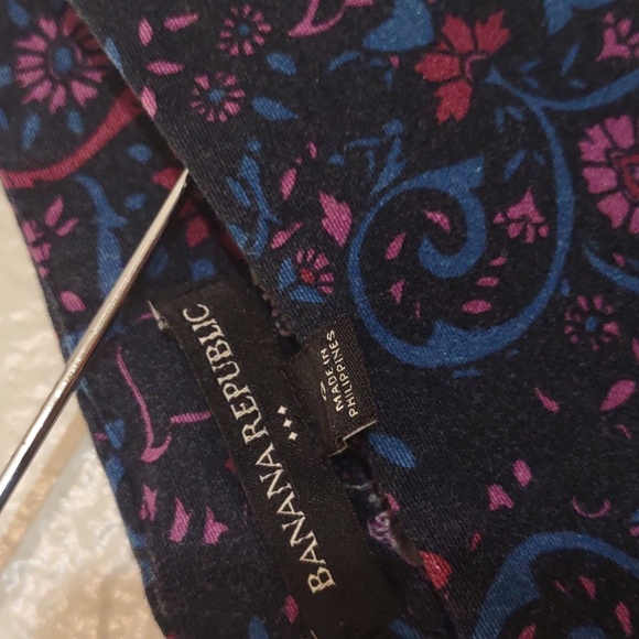 USED BANANA REPUBLIC SIZE 0 PRINT DRESS HAS HOLE IN CENTER AS SEEN IN PHOTOS - Picture 2 of 10